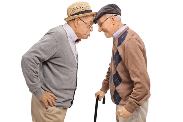 Des personnes âgées furieuses se poussant la tête les unes contre les autres — Photo