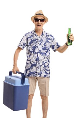Kutusu ve bir şişe bira soğutma ile yaşlı turizm