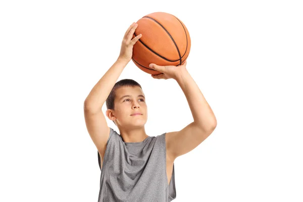 Junge wirft einen Basketball — Stockfoto