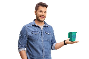 Genç adam küçük bir geri dönüşüm kutusu holding