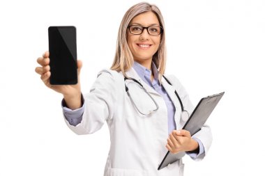 Bir telefon gösterilen elinde dosya olan kadın doktor