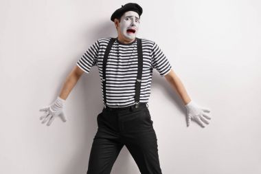 Bir duvarın karşısında dehşete MIME