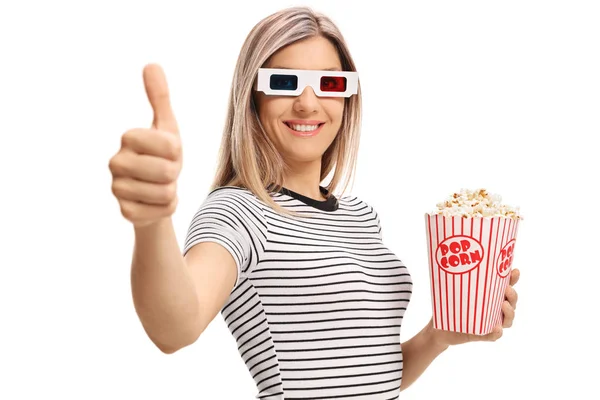 Donna con occhiali 3D facendo un gesto pollice in su — Foto Stock