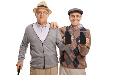 Kamera telefonlarına gösterilen yaşlılar