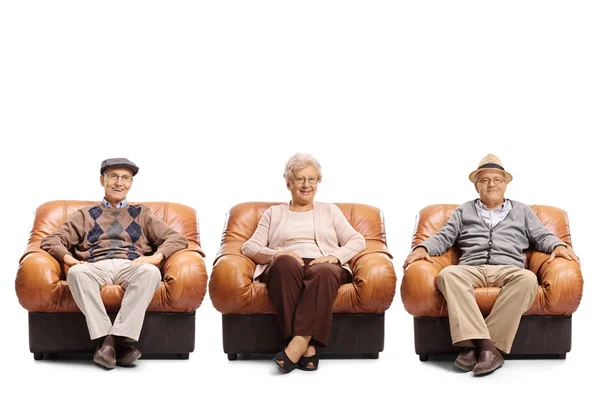 Ηλικιωμένοι άνδρες και γυναίκα που κάθεται στις δερμάτινες πολυθρόνες — Φωτογραφία Αρχείου