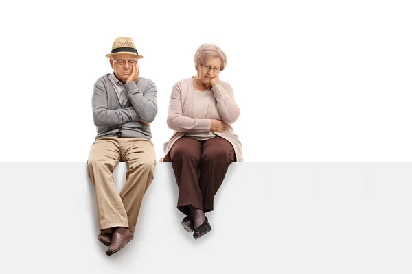 Depressed seniors sitting on a panel — Stock Photo, Image