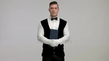 Şu işaret eden garson