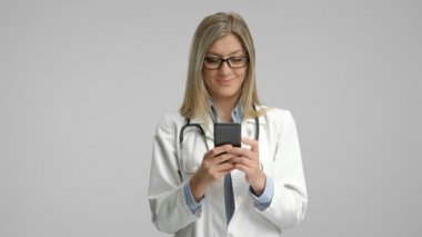 Bir telefon gösterilen ve gösteren kadın doktor