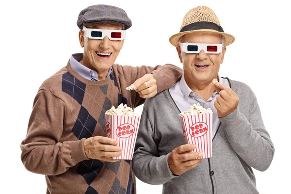 Hommes portant des lunettes 3D et ayant du pop-corn — Photo