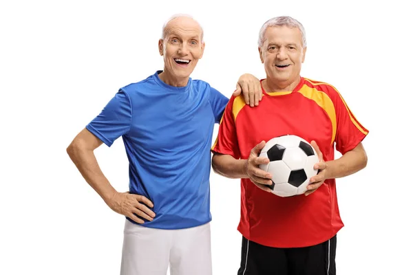 Joyeux seniors en maillots avec un ballon de football — Photo