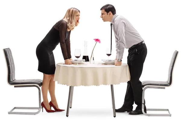 Unga par har ett argument vid ett bord i restaurangen — Stockfoto