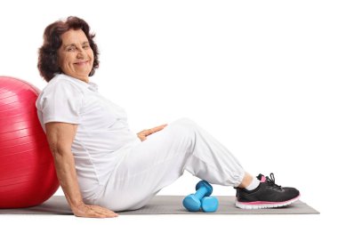 Pilates topu ve halter ile olgun kadın