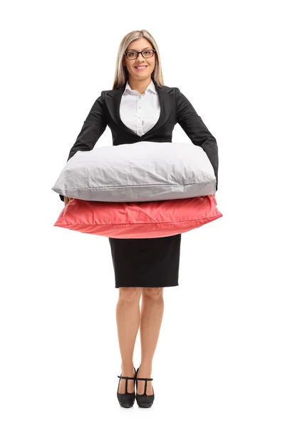 Mulher formalmente vestida com travesseiros — Fotografia de Stock