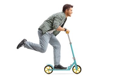 Scooter süren genç bir adam.