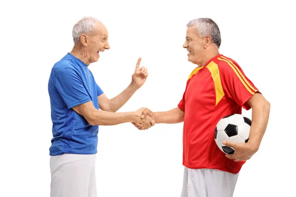 老年足球运动员握手 — 图库照片
