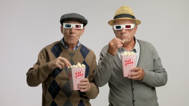 Idosos com óculos 3D e pipocas com medo — Vídeo de Stock