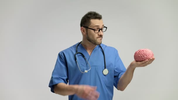 Médico pensativo mirando un modelo de cerebro — Vídeo de stock