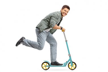 bir scooter sürme ve kameraya bakarak adam