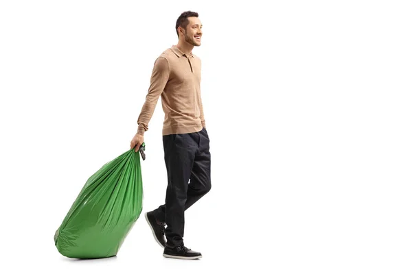 Ragazzo che trascina un sacco della spazzatura — Foto Stock