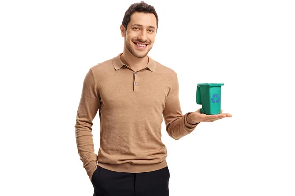 Man houdt een kleine recycle bin en glimlachen — Stockfoto