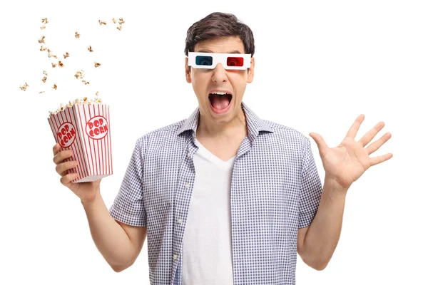 Verängstigter Kerl mit 3D-Brille und Popcorn — Stockfoto