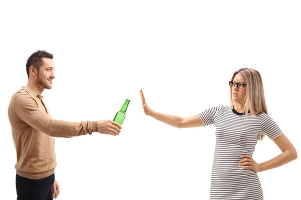 Ung kvinna vägrar en flaska öl — Stockfoto