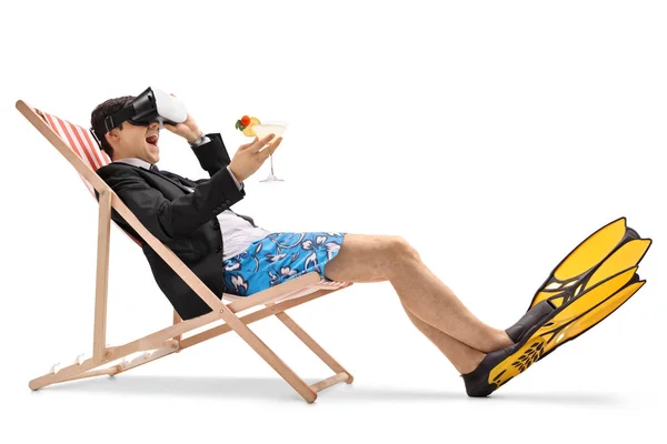 Uomo d'affari seduto su una sedia a sdraio e con auricolare VR — Foto Stock