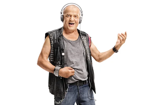 Anciano punker usando auriculares y tocando la guitarra de aire — Foto de Stock