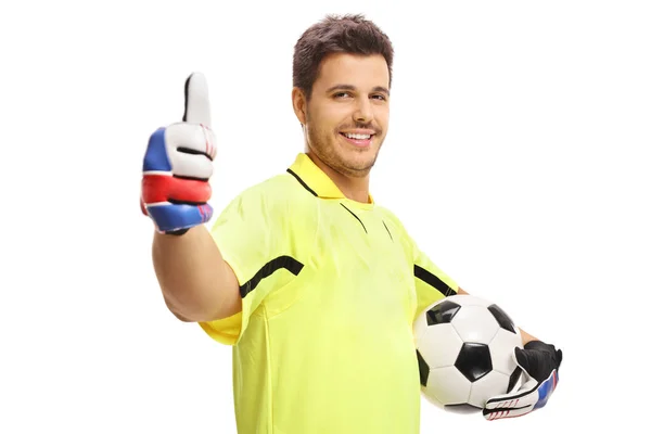 Bramkarz trzymając piłki nożnej i Dokonywanie kciuk w górę znak — Zdjęcie stockowe