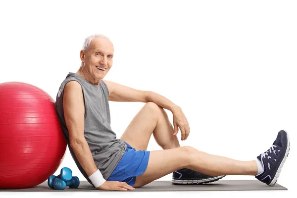 Senior avec une balle pilates et haltères — Photo