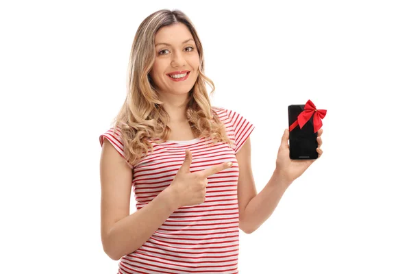 Mujer mostrando un teléfono con cinta roja y señalando — Foto de Stock