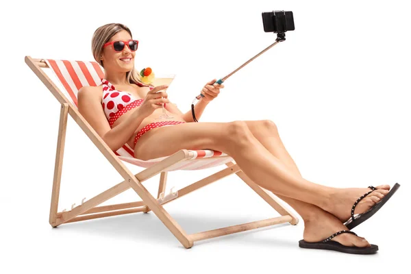 Kvinna i en solstol att ta en selfie — Stockfoto