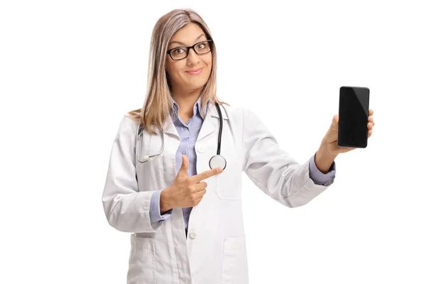 Doctora mostrando un teléfono y señalando — Foto de Stock