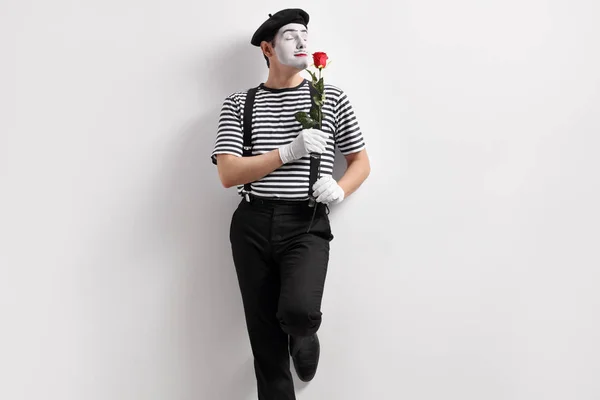 MIME-kunstenaar ruiken een bloem — Stockfoto