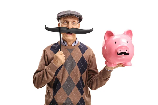 Mannen med falska mustasch håller en piggybank — Stockfoto