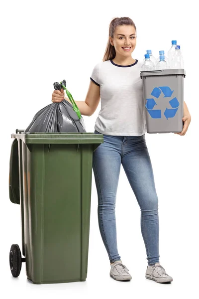 Flicka med en återvinning bin och en sopsäck — Stockfoto