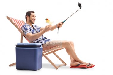 Bir güverte sandalyede oturuyor ve bir selfie alarak turizm