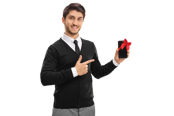 Homem elegante apontando para um telefone como um presente — Fotografia de Stock