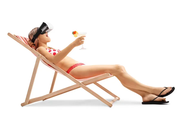 Mujer en una tumbona con auriculares VR — Foto de Stock