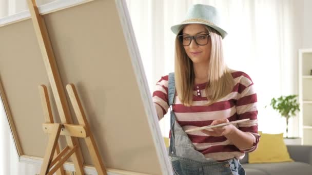 Pittura femminile su tela da interno — Video Stock