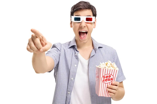 Facet z parą okularów 3d i popcorn śmiejąc się — Zdjęcie stockowe