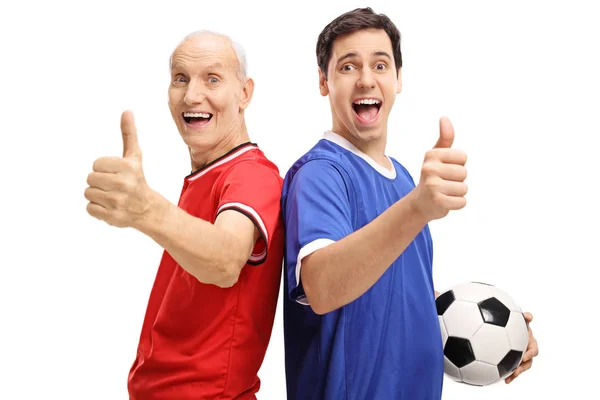 Mannen och senior med fotboll att göra tummen upp skyltar — Stockfoto