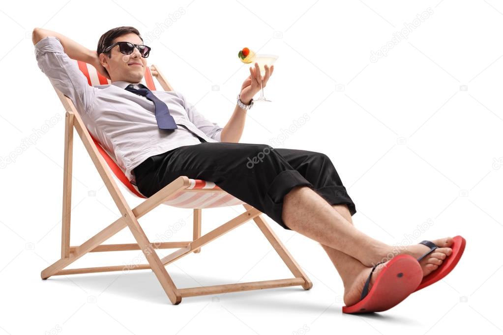 Geschäftsmann mit einem cocktail entspannen im Liegestuhl — Stockfoto