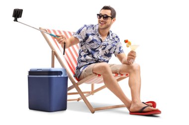 Turistik bir kokteyl ile bir selfie ile bir sopa alarak