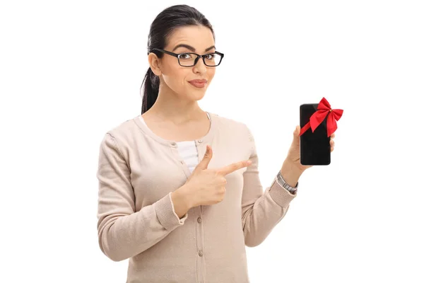 Vrouw met een telefoon omwikkeld met lint — Stockfoto