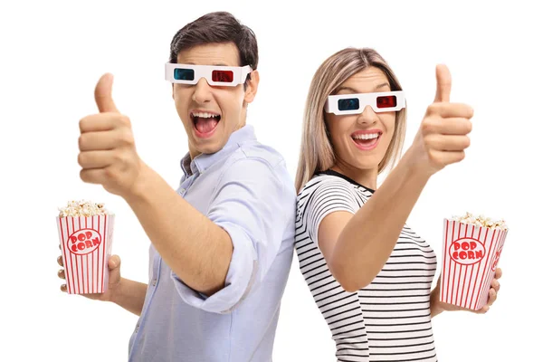 Man en vrouw met 3D-bril en popcorn houden duimen — Stockfoto