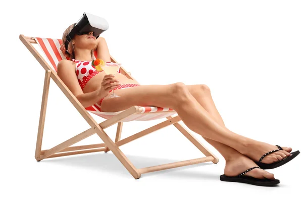 Жінка з коктейлем у стільці та з використанням гарнітури VR — стокове фото