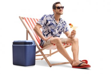 Bir kokteyl oturan bir coolin yanındaki bir şezlong ile turizm