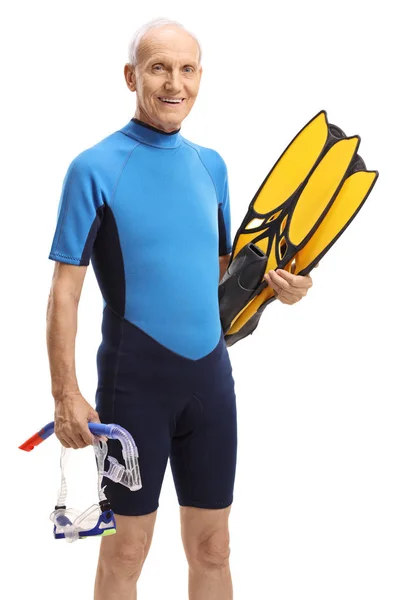 Oudere man in een wetsuit met snorkeluitrusting — Stockfoto