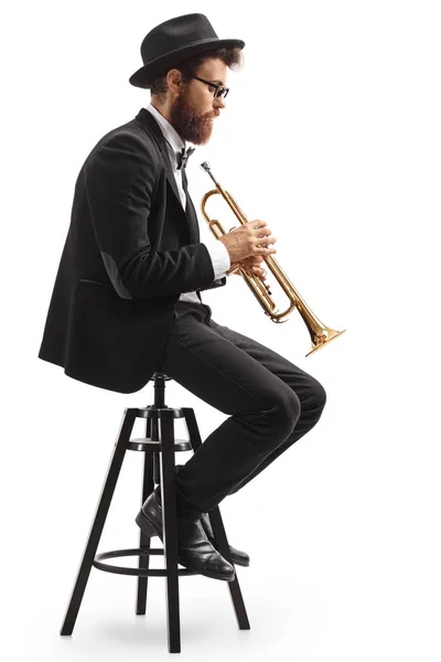 Trompeter sitzt auf einem Stuhl — Stockfoto